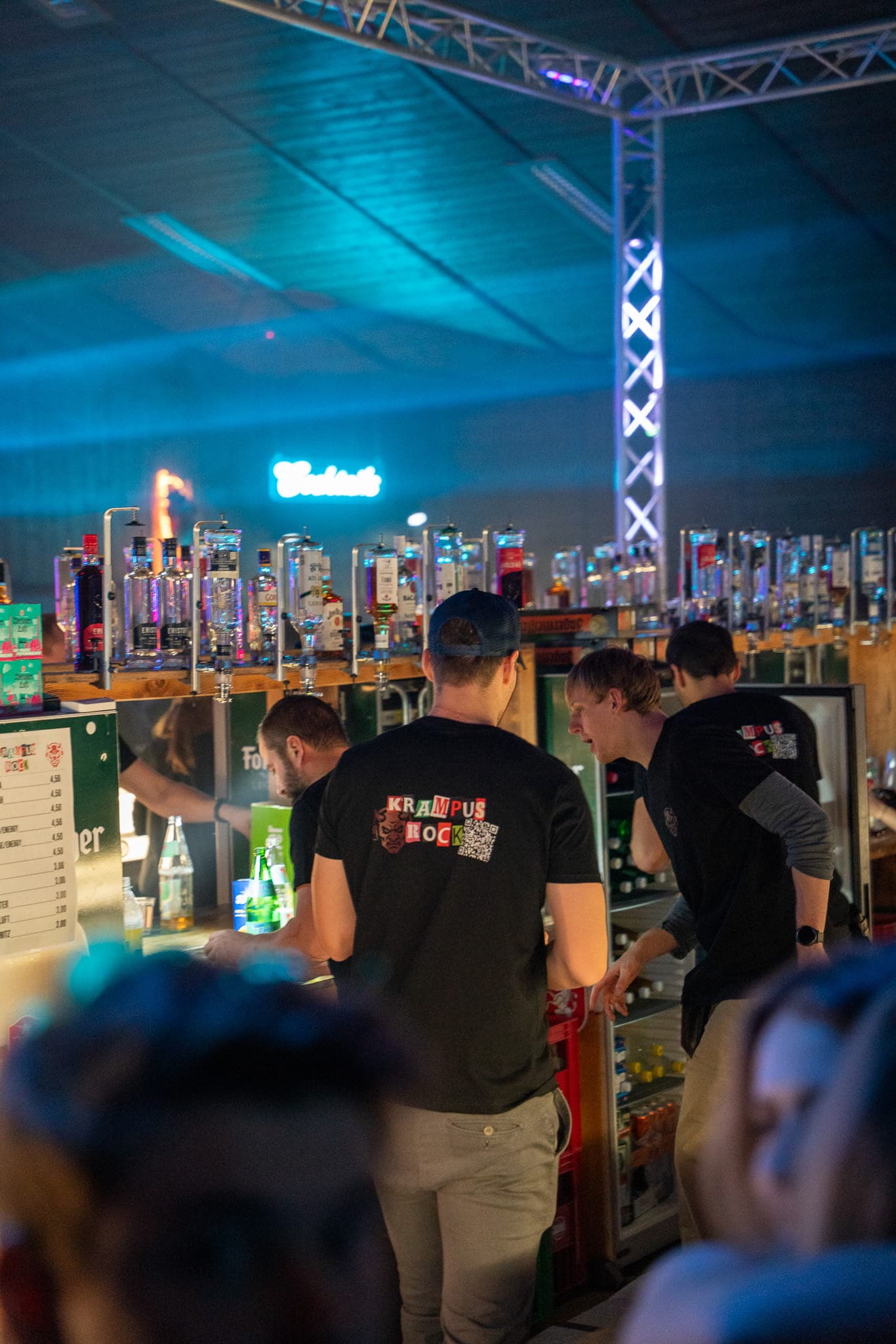 Das Barteam bei der Arbeit unter blauem Bühnenlicht
