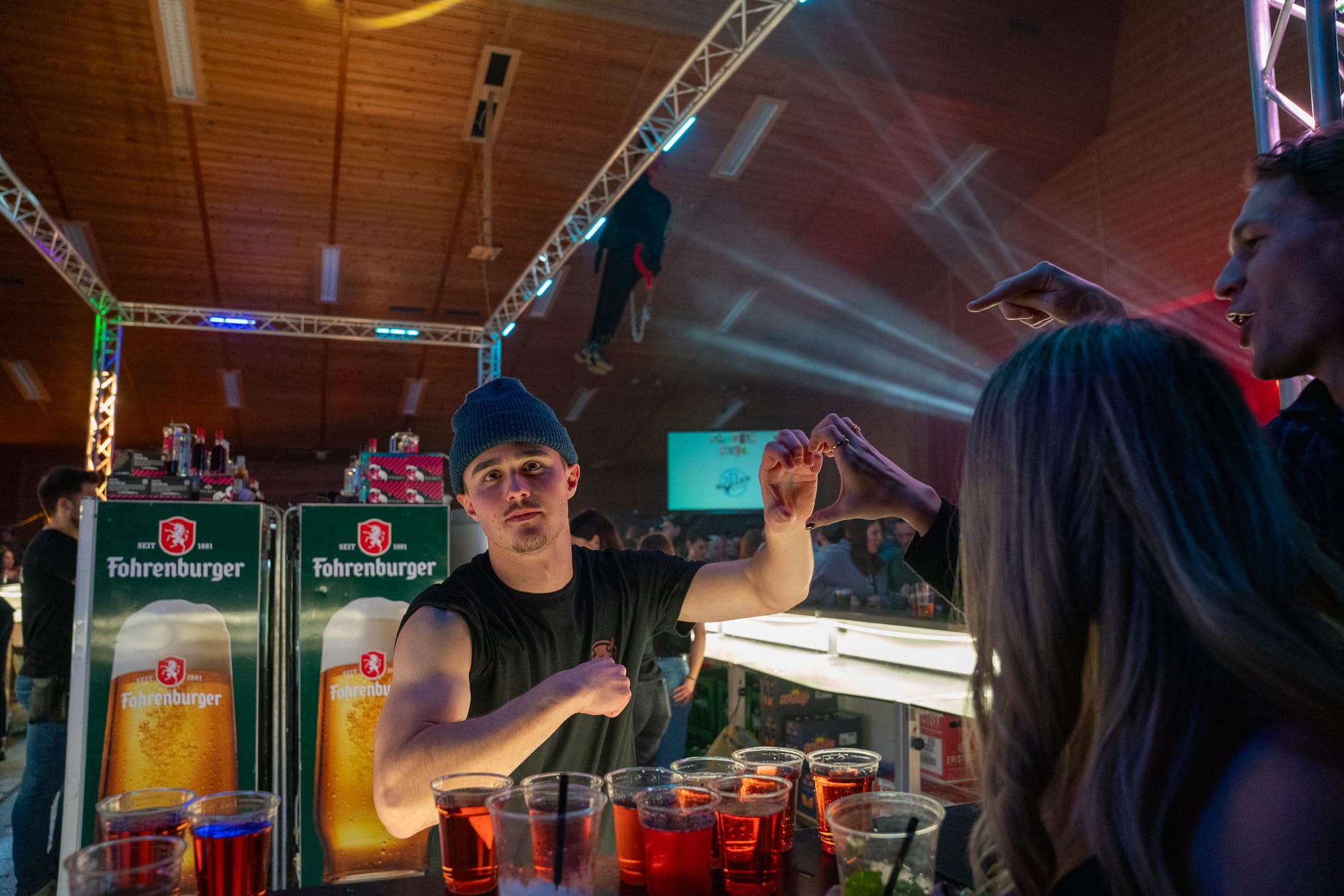 Gäste stoßen an der Bar an